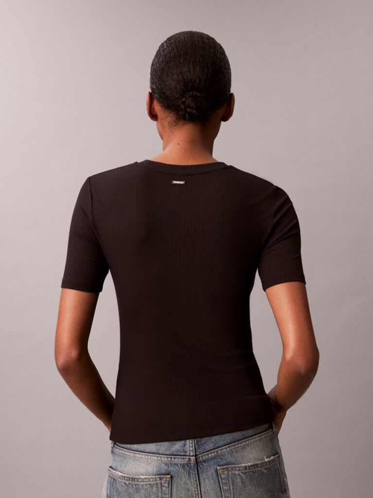 Μαύρο T-Shirt Με Ριπ Ύφασμα Και Slim Γραμμή  Γυναίκα