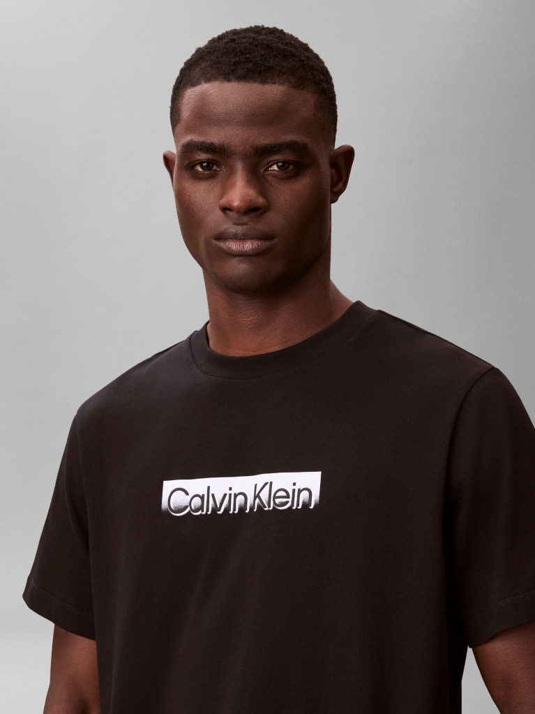 Μαύρο T-Shirt Με Κανονική Λαιμόκοψη Και Διαβαθμισμένο Λογότυπο  Άνδρας