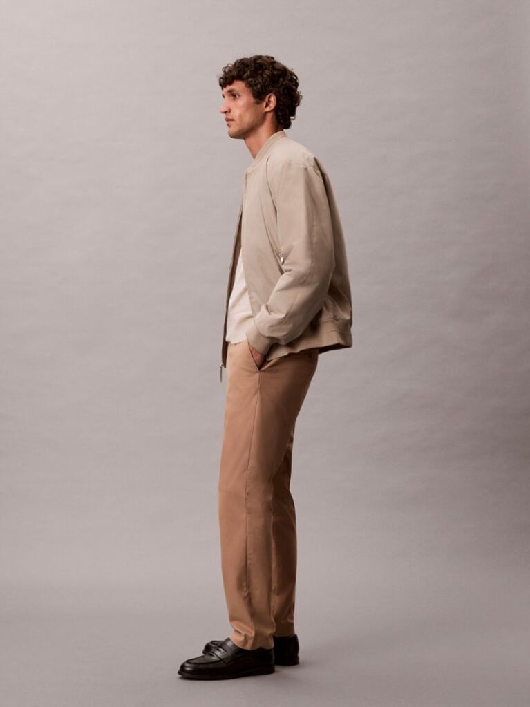 Μπεζ Slim Παντελόνι Chino Σε Tapered Γραμμή Από Σατέν  Άνδρας